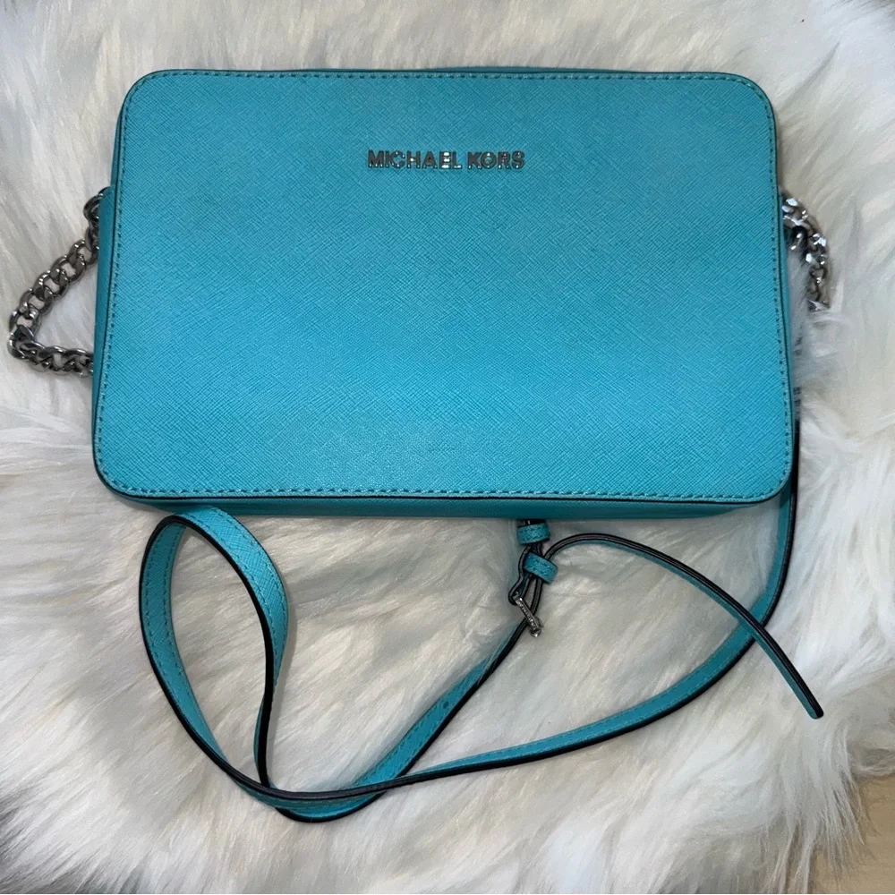 Like New Michael Kors MK Crossbody - Picture 3 of 8